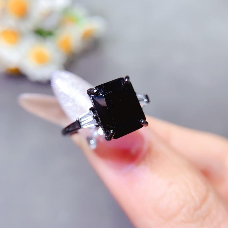 Jewelry Making University - Anello rettangolare naturale con spinello nero